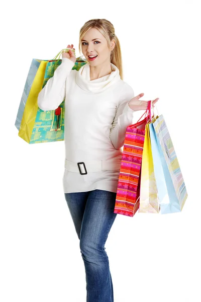 Kaunis, nuori, nainen värikkäitä ostoskasseja kädessään — kuvapankkivalokuva