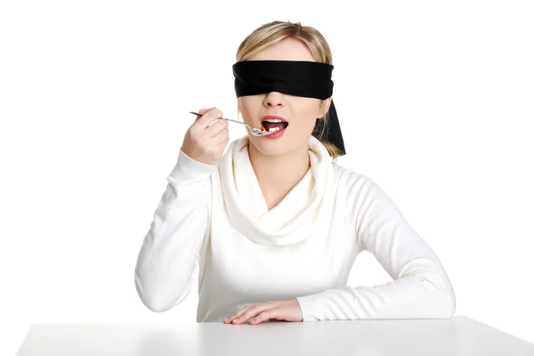 Blindfold woman holding spoon with pile of pills — Stock Photo, Image