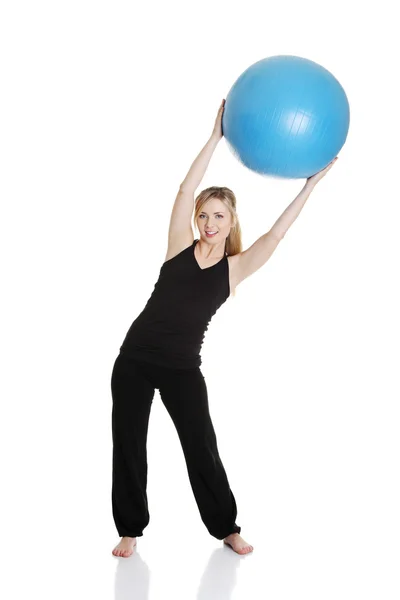 Chica joven con la bola en forma — Foto de Stock