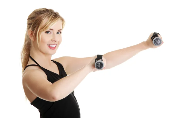Jovem exercício feminino atraente usando halteres — Fotografia de Stock