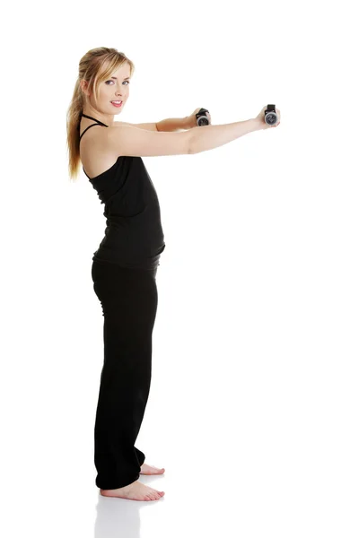Jovem exercício feminino atraente usando halteres — Fotografia de Stock