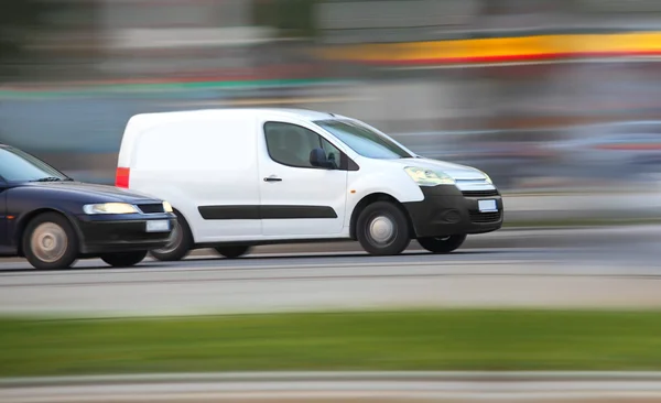 Witte minivan op weg in verkeersopstopping — Stockfoto