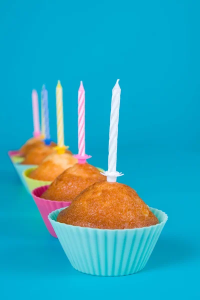 Ünnepi cupcakes egy gyertyával — Stock Fotó