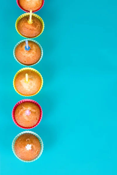 Cupcakes festivos com velas — Fotografia de Stock