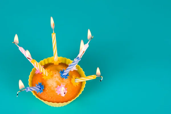 Cupcake festivo con candele — Foto Stock