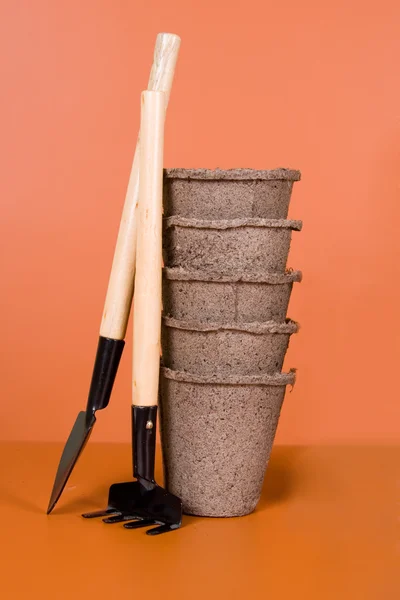 泥炭の鍋および園芸工具 — ストック写真