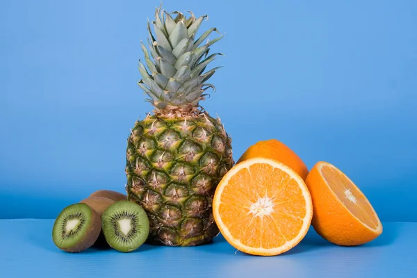 Ananasy, kiwi i pomarańczy — Zdjęcie stockowe
