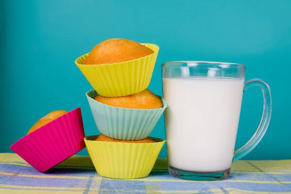 Bicchiere di latte e cupcake — Foto Stock
