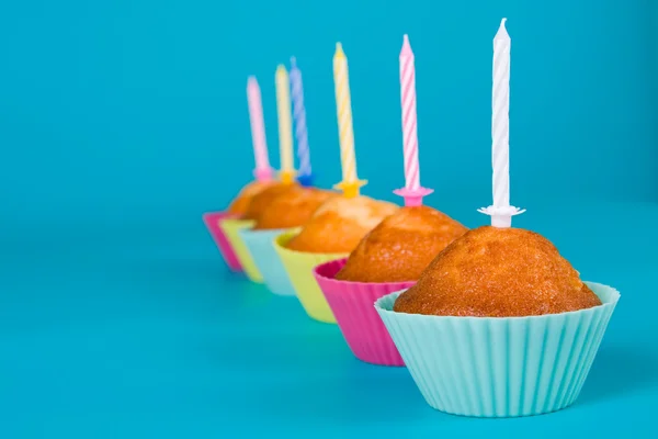 Ünnepi cupcakes egy gyertyával — Stock Fotó