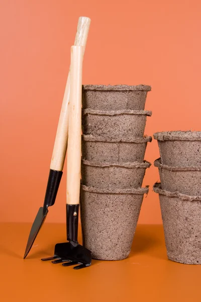Pots à tourbe et outils de jardin — Photo