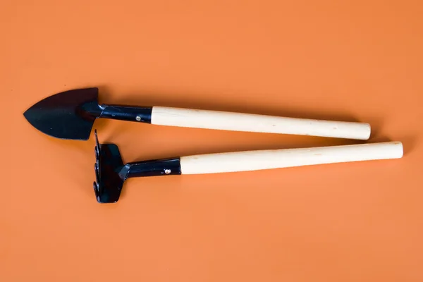 Small shovel and rake — Stock Photo, Image