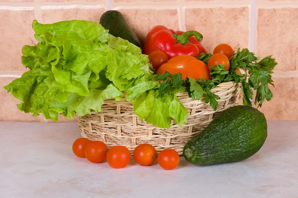 Légumes frais dans un panier — Photo