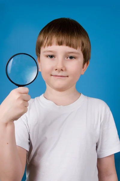 虫眼鏡を持つ少年 — ストック写真