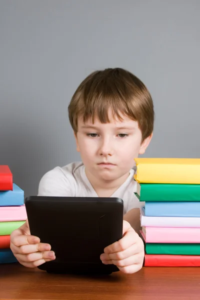 Мальчик с электронной книгой — стоковое фото