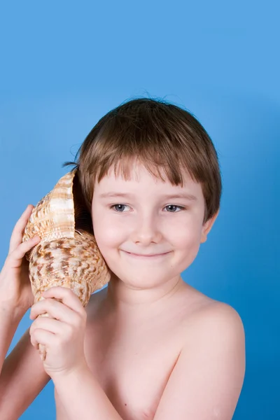 Αγόρι ακούει κέλυφος — Φωτογραφία Αρχείου