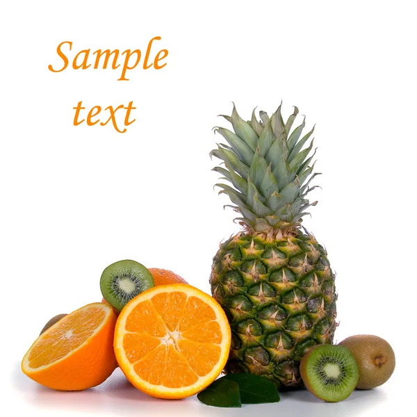Ananas, sinaasappels en kiwi — Stockfoto
