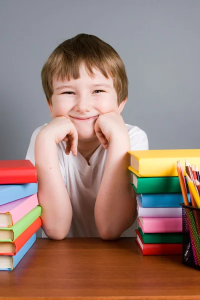 Pojke med böcker — Stockfoto