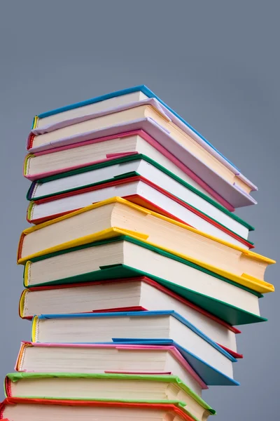 Стопка красочных книг — стоковое фото