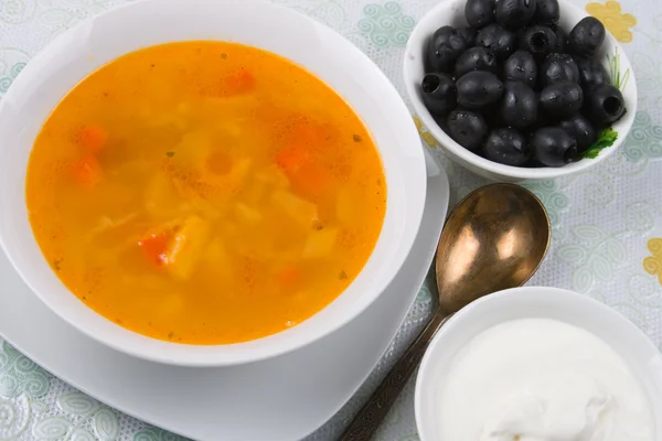 Solyanka - Russische traditionele pittige soep — Stockfoto