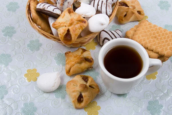 White cup of tea and biscuits — Stock Photo, Image