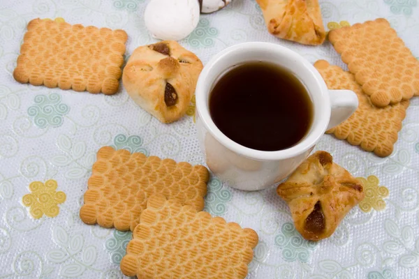 Chávena branca de chá e biscoitos — Fotografia de Stock