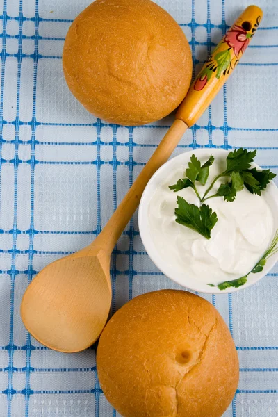 Crema agria, pasteles y una cuchara de madera —  Fotos de Stock