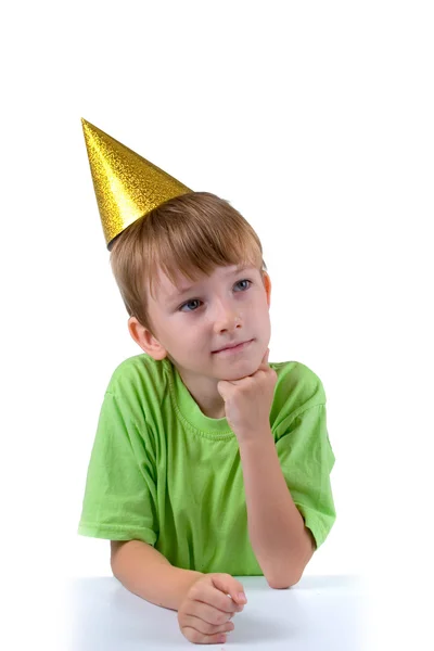Веселый мальчик в праздничной шляпе — стоковое фото