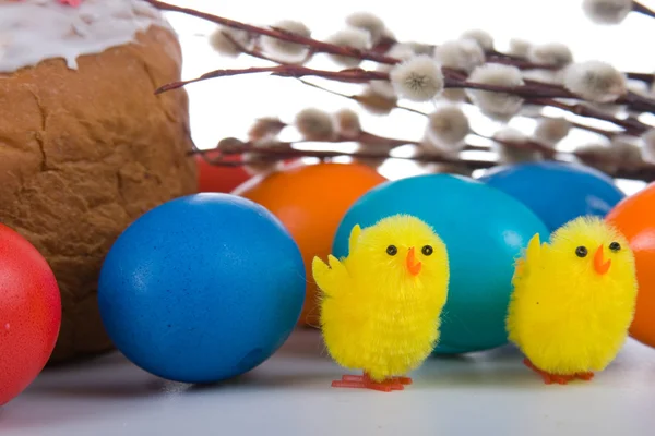Paskalya yumurtaları ve kek — Stok fotoğraf