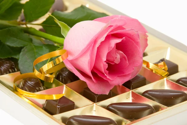 粉红色的玫瑰和巧克力盒子 — 图库照片