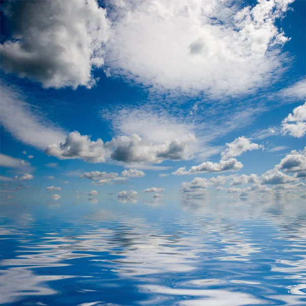 Sea and sky with white fluffy clouds — Stock Photo, Image