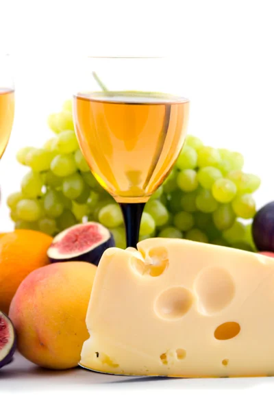 Şarap, peynir ve meyve üzerinde beyaz izole — Stok fotoğraf