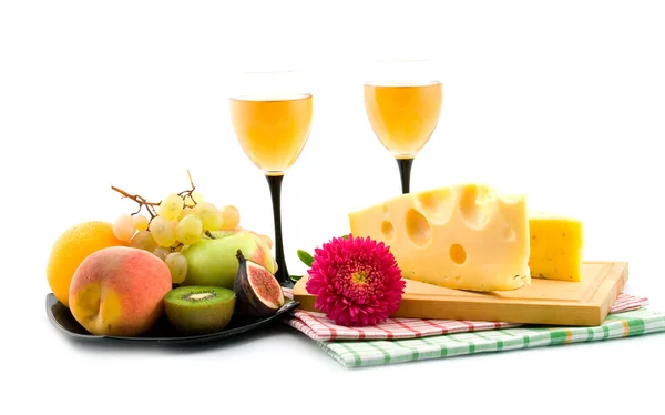 Şarap, peynir ve meyve üzerinde beyaz izole — Stok fotoğraf