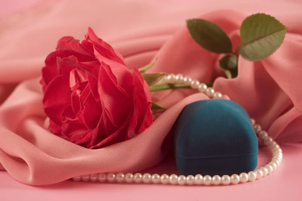 Red rose, beads and box for jeweller ornaments — Stock Photo, Image