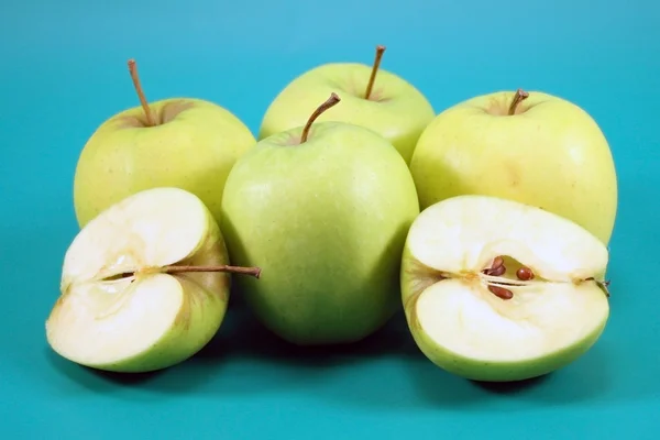 Äpplen på grön bakgrund. — Stockfoto