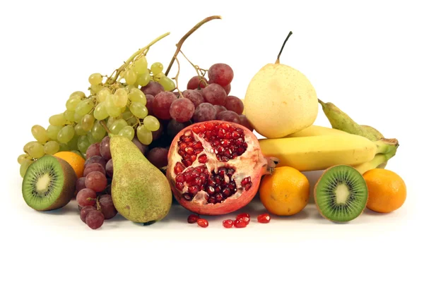 Různé ovoce na bílém pozadí. — Stock fotografie