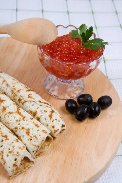 Pfannkuchen mit rotem Kaviar — Stockfoto