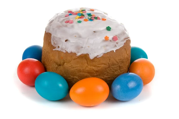 Húsvéti torta és színes tojás — Stock Fotó