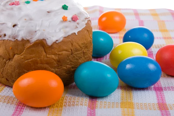Huevos de Pascua y pastel — Foto de Stock