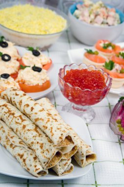 bir plaka üzerinde kırmızı havyar ile Pancakes