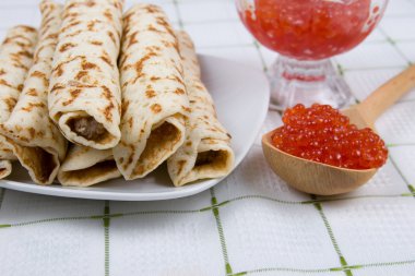 bir plaka üzerinde kırmızı havyar ile Pancakes.