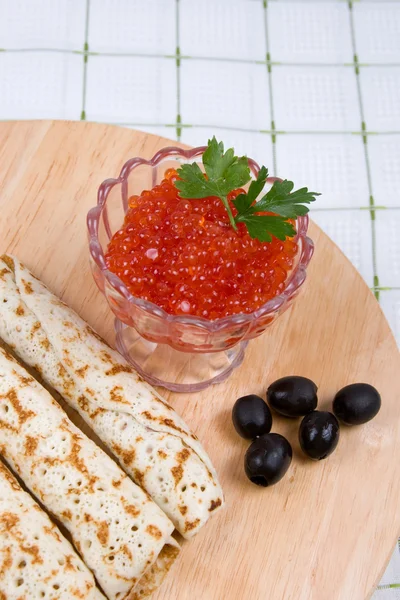Panquecas com caviar vermelho em uma chapa . — Fotografia de Stock