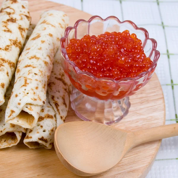 Pannkakor med röd kaviar på en tallrik. — Stockfoto