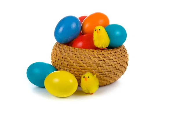 Jaja wielkanocne i kurczaki — Zdjęcie stockowe