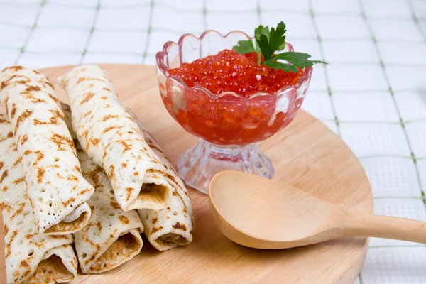 Pancakes with red caviar on a plate. — Stock Photo, Image