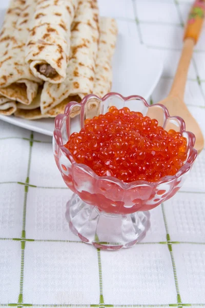 Tortitas con caviar rojo en un plato . —  Fotos de Stock