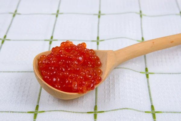 Colher de madeira com caviar vermelho — Fotografia de Stock