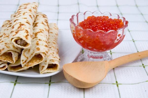 Panquecas com caviar vermelho — Fotografia de Stock