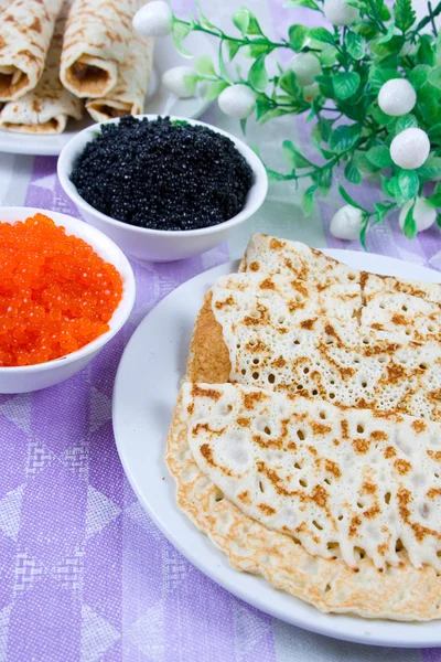 Panqueques con caviar rojo y negro — Foto de Stock