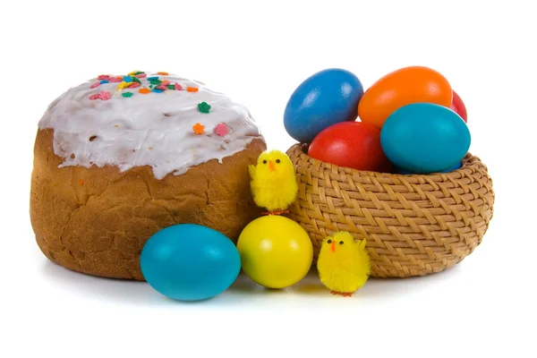 Easter eggs, cake and chickens — Stock Photo, Image