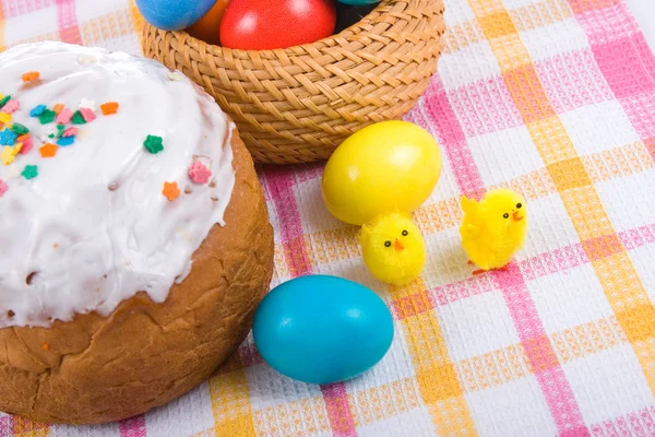 Huevos de Pascua y pastel —  Fotos de Stock